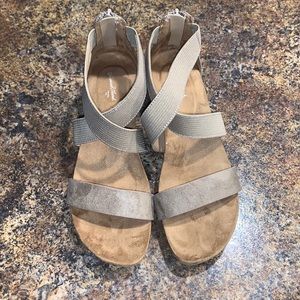 Universal Thread size 9 sandals